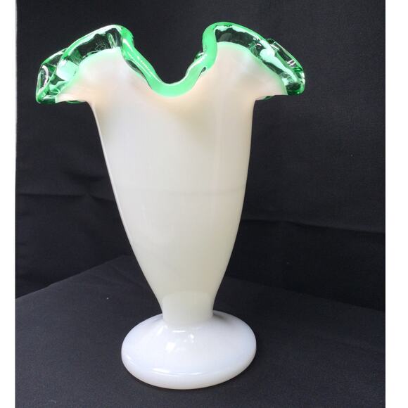 Vintage Discontinued Fenton Emerald Crest 6in Double Crimped Vase - Picture 4 of 10